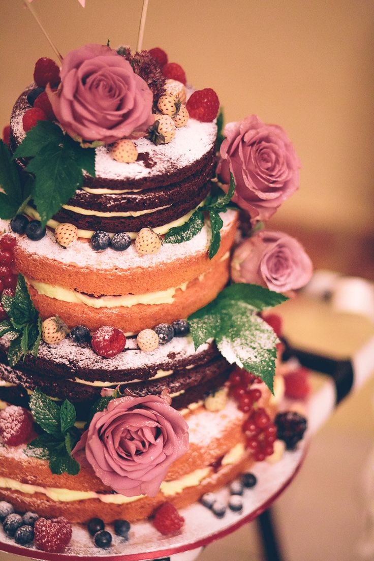 Pastel de Boda desnudo con frutas y flores