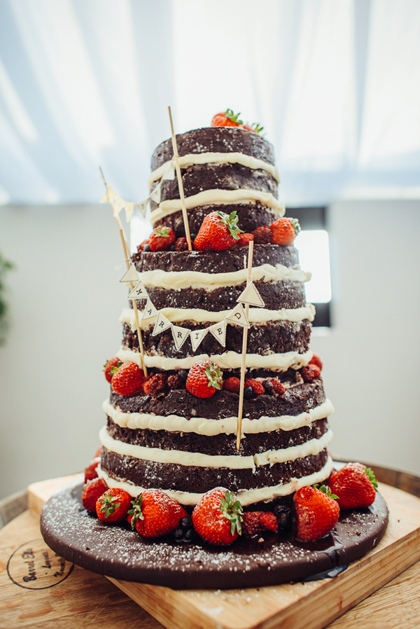Pastel desnudo de chocolate con fresas
