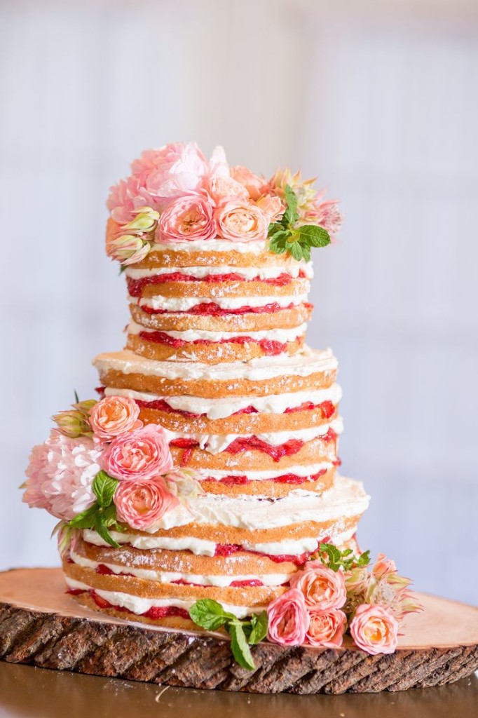 Pastel desnudo vainilla con rosas