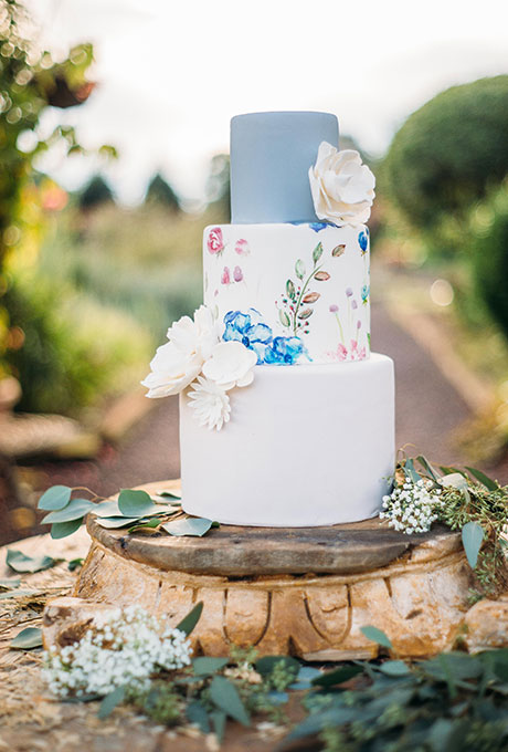 Pastel pintado con flores