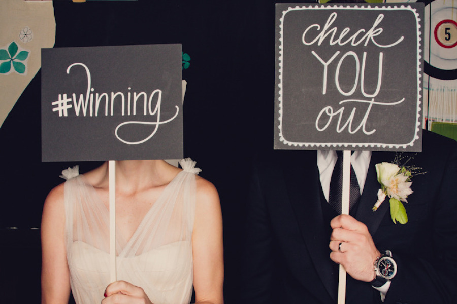 Novios con letreritos en la Boda