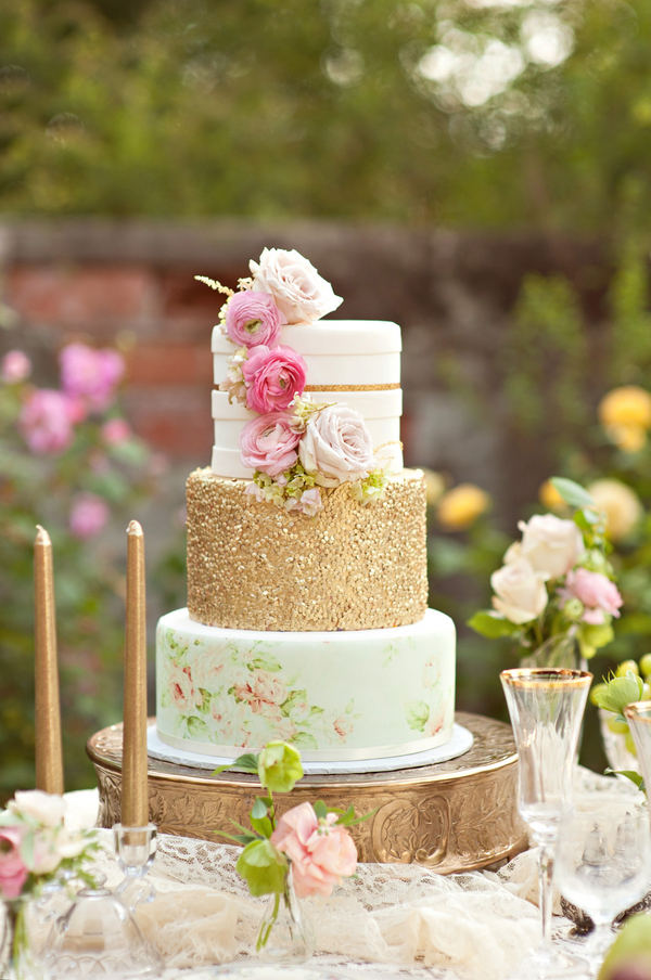 Pastel de Boda Shabby chic dorado con flores