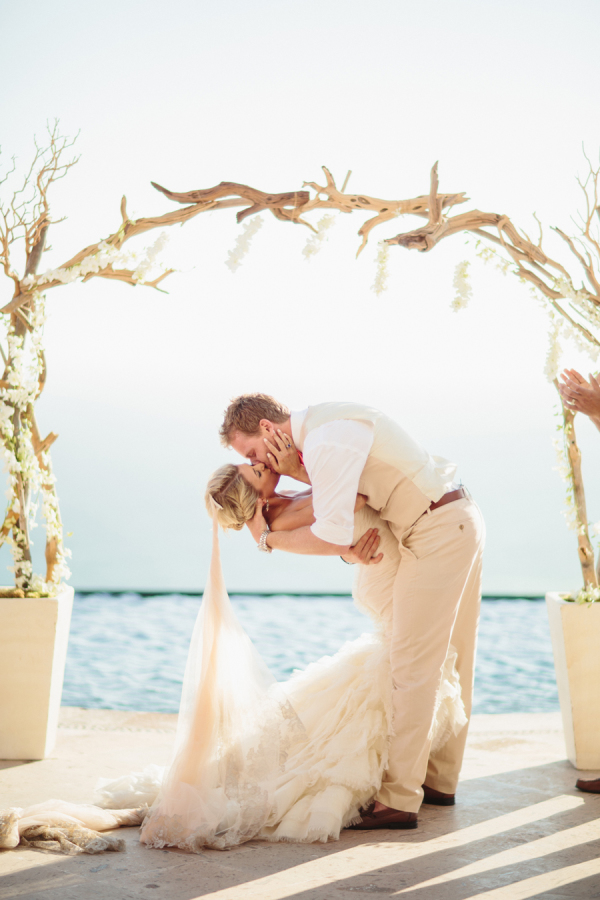 Beso de los novios  -  Divertidas ideas de fotos originales para la Boda
