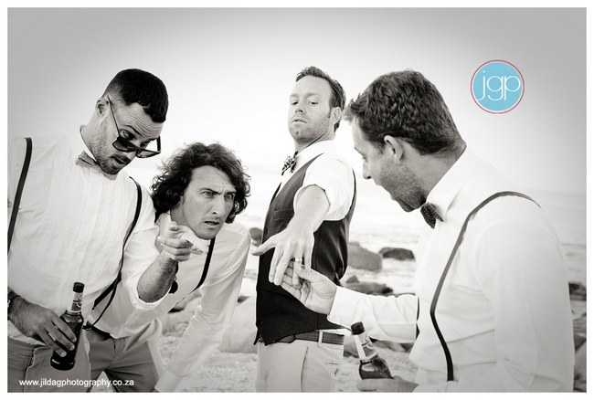 El novio presumiendo su anillo   - Divertidas ideas de fotos originales para la Boda