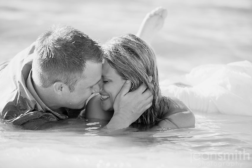 Los novios en el mar