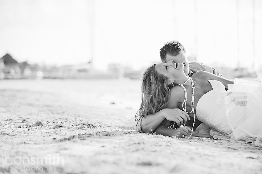 Los novios en la playa
