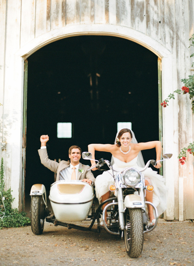 Los novios en moto - Divertidas ideas de fotos 
