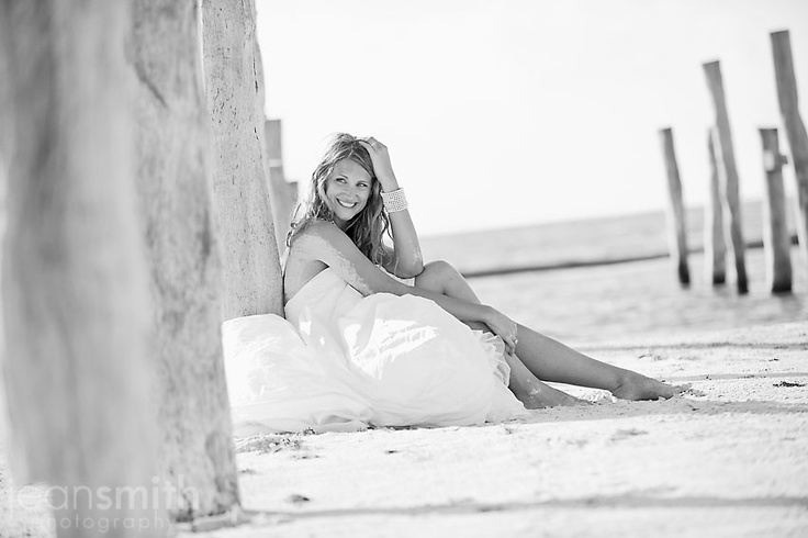 Novia con su vestido en la playa