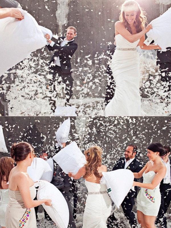 Una guerra de almoadazos - Divertidas ideas de fotos 