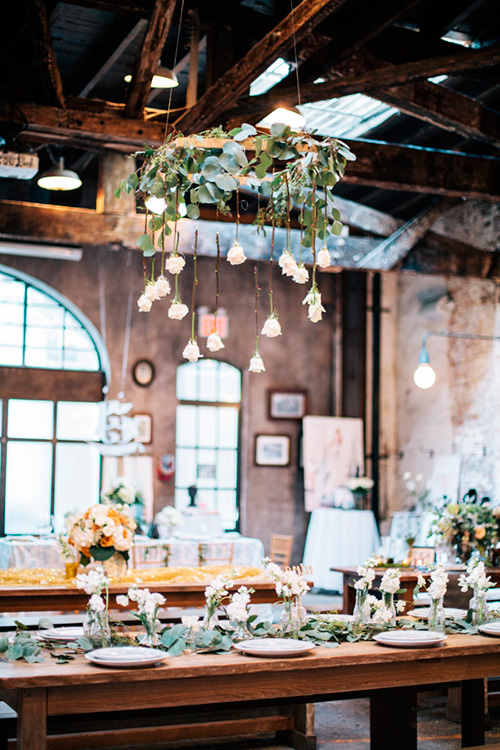 Candelabro con rosas colgando