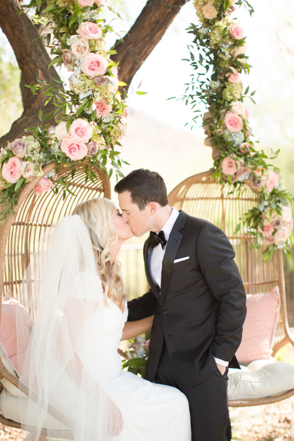 Rosas en sillas colgantes | Ideas para decorar la boda con rosas