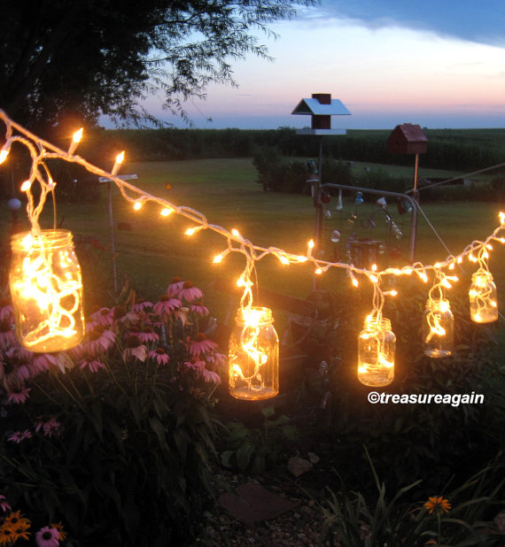 Iluminación exterior con luces y frascos de cristal