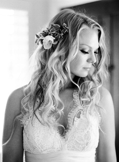 Cabello suelto con flores