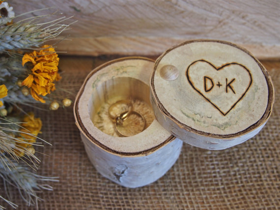 Cajita de madera para anillos de boda