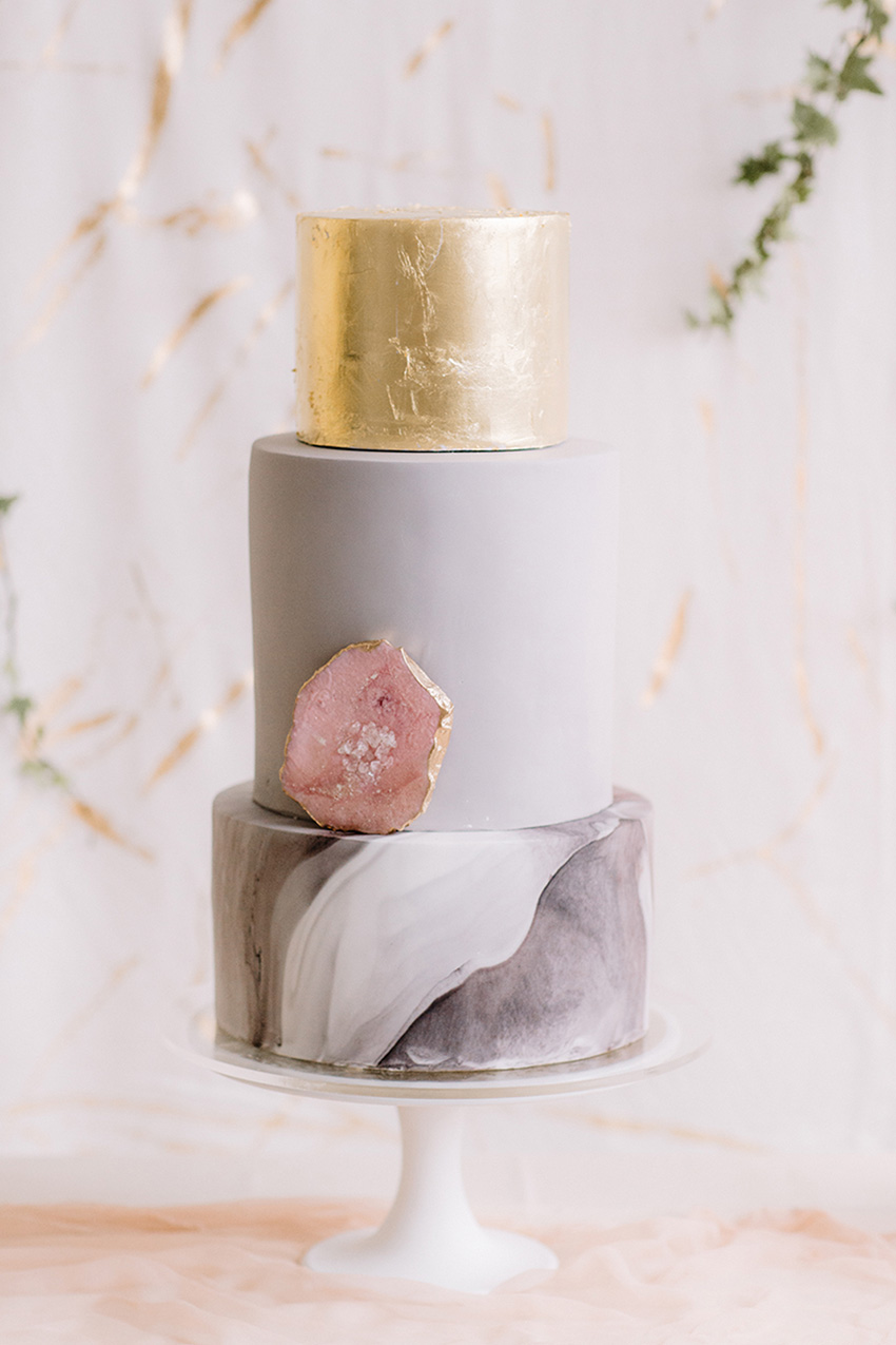 Pastel de boda Gris, mármol y dorado