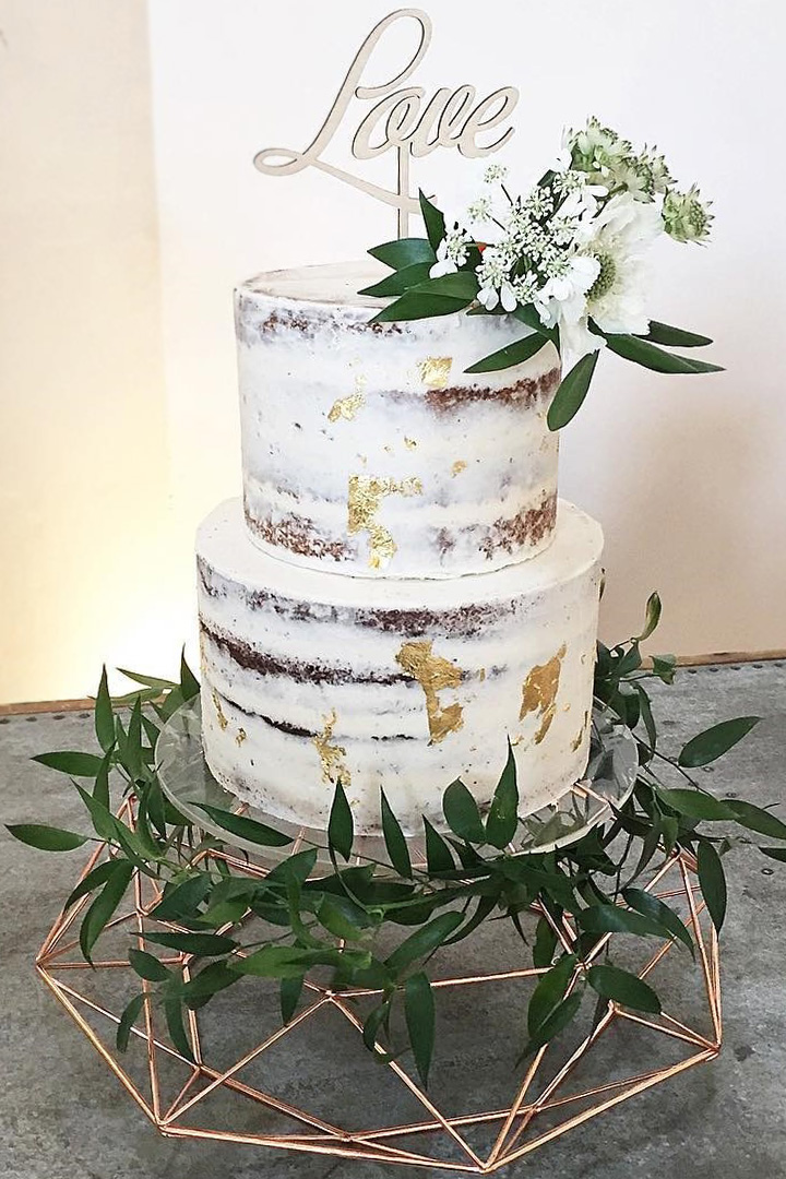 Pastel de Boda semi-desnudo con dorado y base geométrica