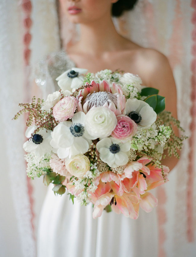 Bouquet de anémonas, tulipanes y ranúnculos