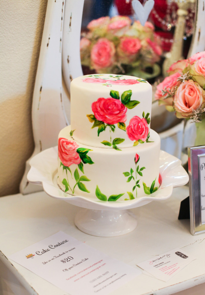 Pastel de boda con flores pintadas a mano