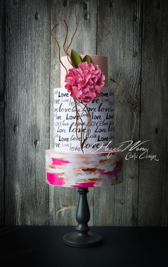 Pastel de boda con letras y flor