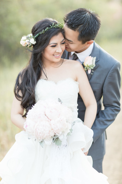 Peinado de novia cabello suelto con corona de rosas y hojas