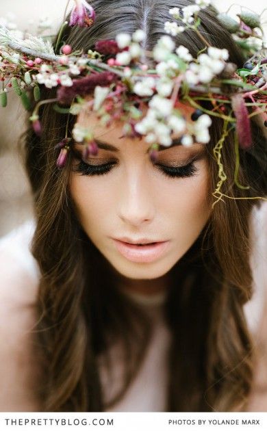 Peinado de novia cabello suelto con flores pequeñas