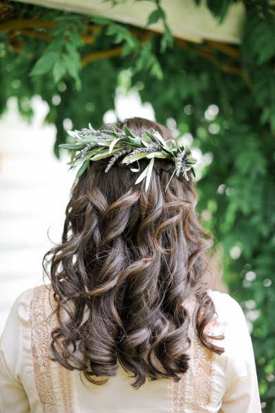 Peinado de novia cabello suelto con flores y hojas