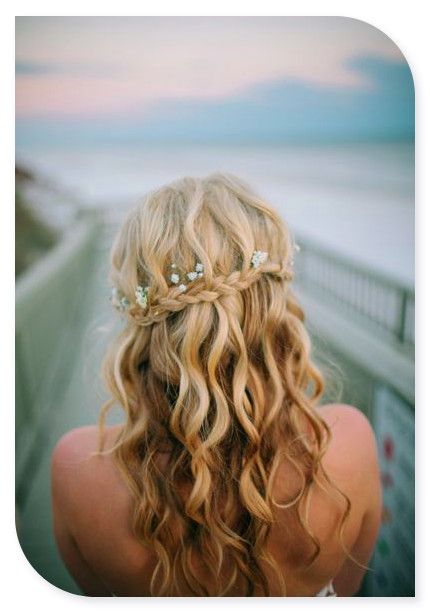 Peinado de novia cabello suelto con trenza y flores