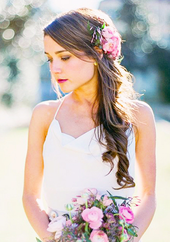 Peinado de novia con cabello suelto y flores rosas