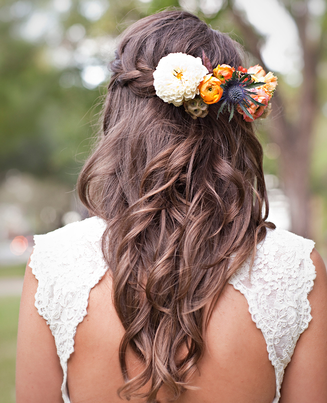Peinado de novia con rizos sueltos y flores de colores