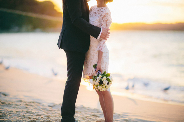 Vestido de novia corto en encaje
