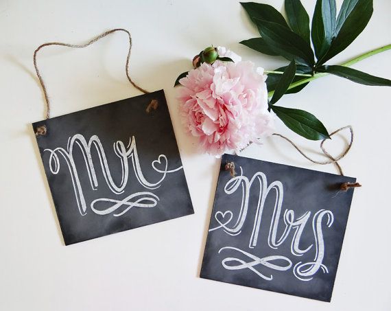 Letreros para las sillas de los novios estilo pizarra y gis