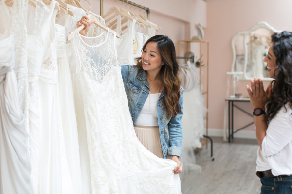 Novia feliz con su vestido de novia