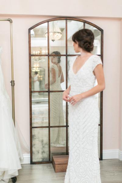 Novia probandose vestido de novia