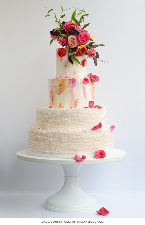 Pastel de boda con flores coloridas