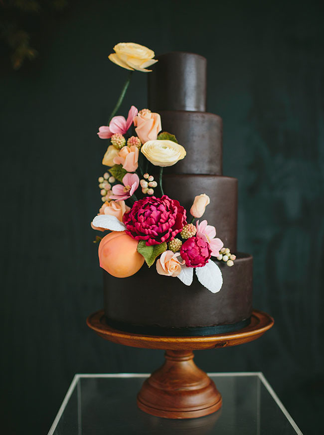 Pastel de boda de chocolate con flores