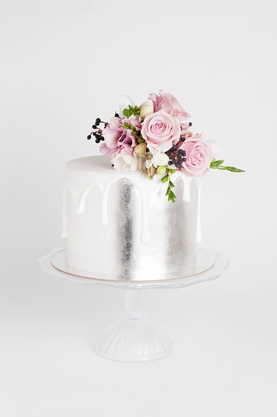 Pastel de boda en plateado con flores lilas