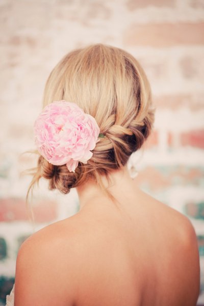 Peinado de Novia cabello recogido en trenza con flor