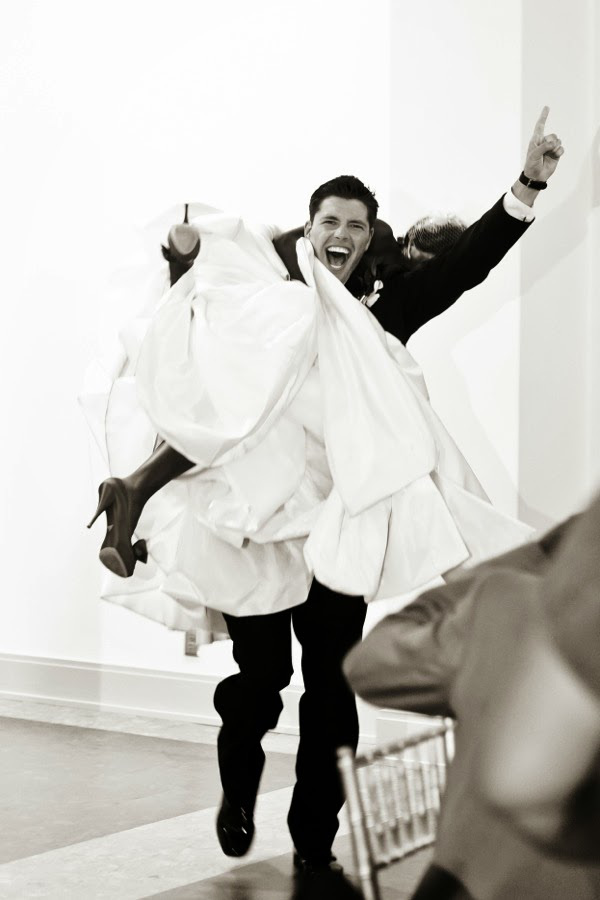 El novio cargando a la novia  - Divertidas ideas de fotos originales para la Boda