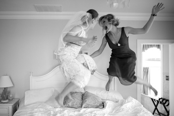 La novia y la dama de honor brincando en la cama - Divertidas ideas de fotos originales para la Boda