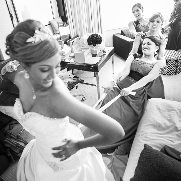 Las damas ayudando a la novia con el vestido  - Divertidas ideas de fotos originales para la Boda