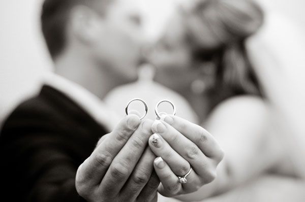 Mostrando los anillos de matrimonio  - Divertidas ideas de fotos originales para la Boda