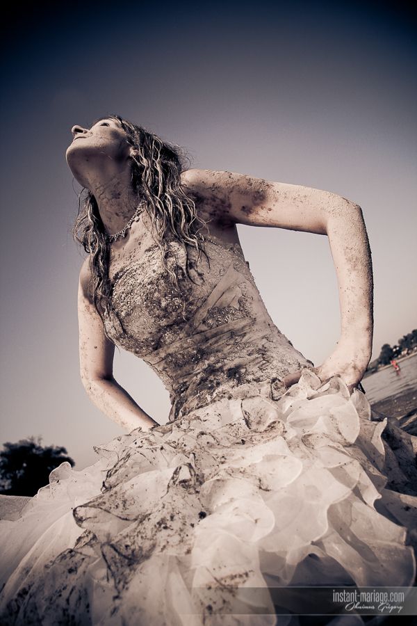 Trash the Dress: Fotos con tu Vestido de Novia después de la Boda | El