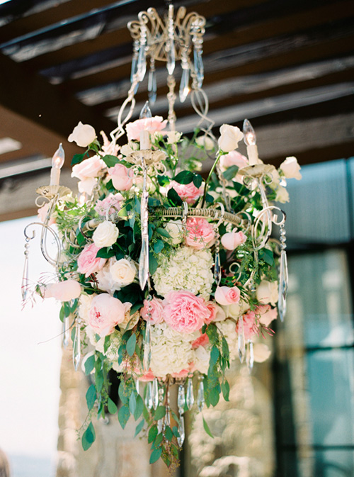 Candelabro con rosas |  Ideas para decorar la boda con rosas