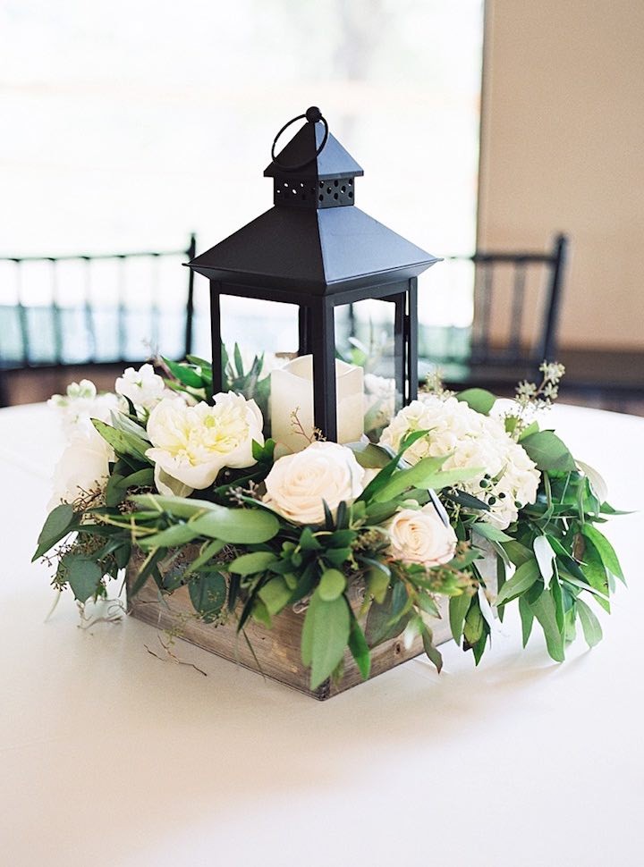 Centro de mesa con lampara y flores | |  Ideas para decorar la boda con rosas