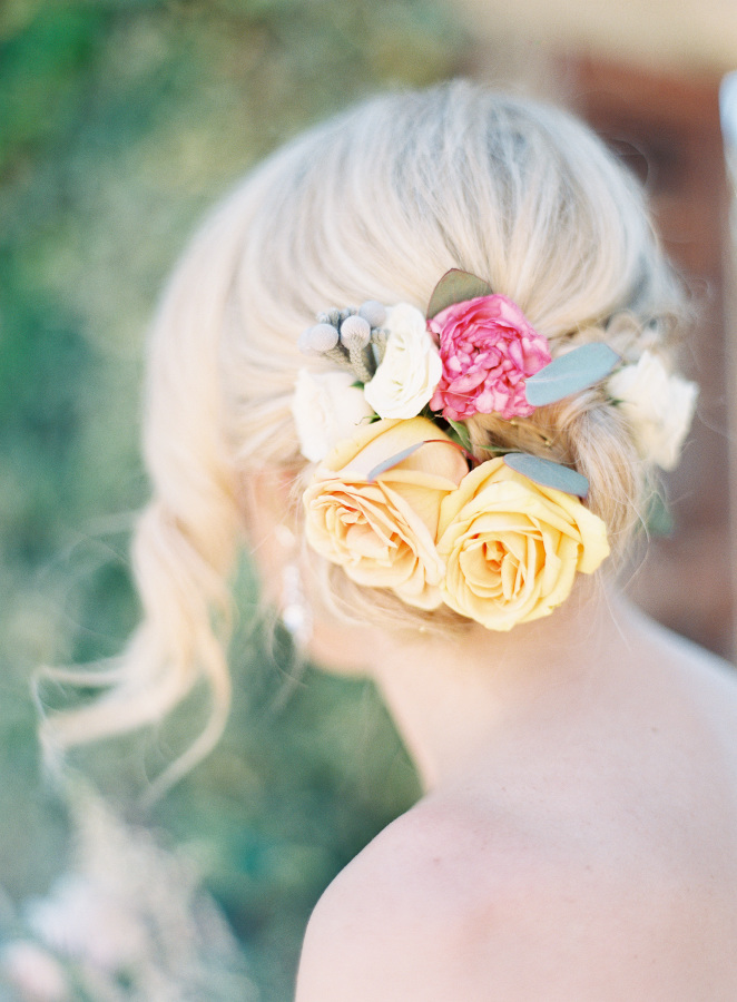 Detalle de rosas naturales en el cabello de la novia