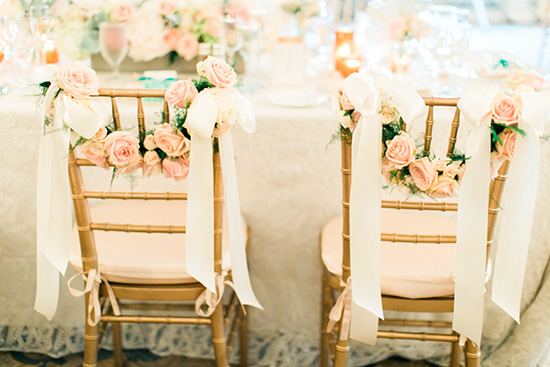 Las sillas de los novios decoradas con rosas | Ideas para decorar la boda con rosas