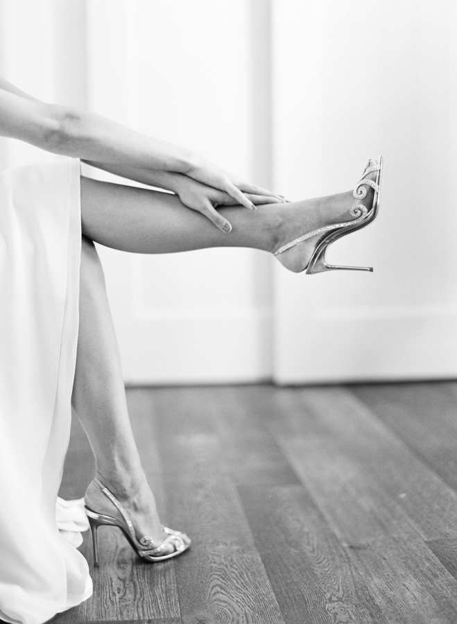 Novia usando zapatos glamourosos