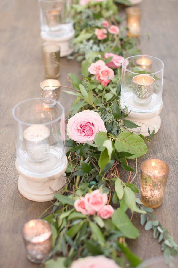 Rosas en la decoración de las mesas de los invitados