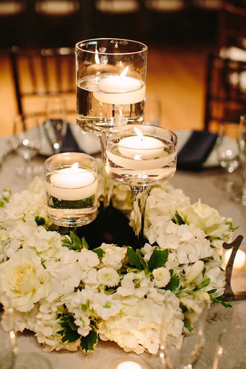 Centros de mesa con velas flotantes para la decoración de la boda