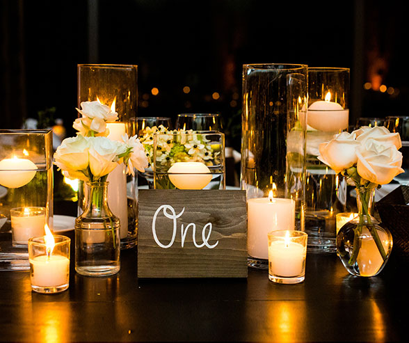 Decoración con Velas en las mesas de la boda
